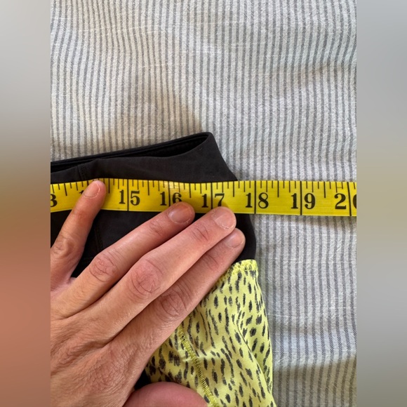 LULULEMON SIZE 10 SPEED SHORT/ Dottie dash yellow

Style W7A19S - Picture 3 of 11